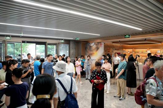 零距離品味光影魅力，沉浸式賞鑒風(fēng)韻北京——記老舍劇場(chǎng)國(guó)際影視文化收藏展